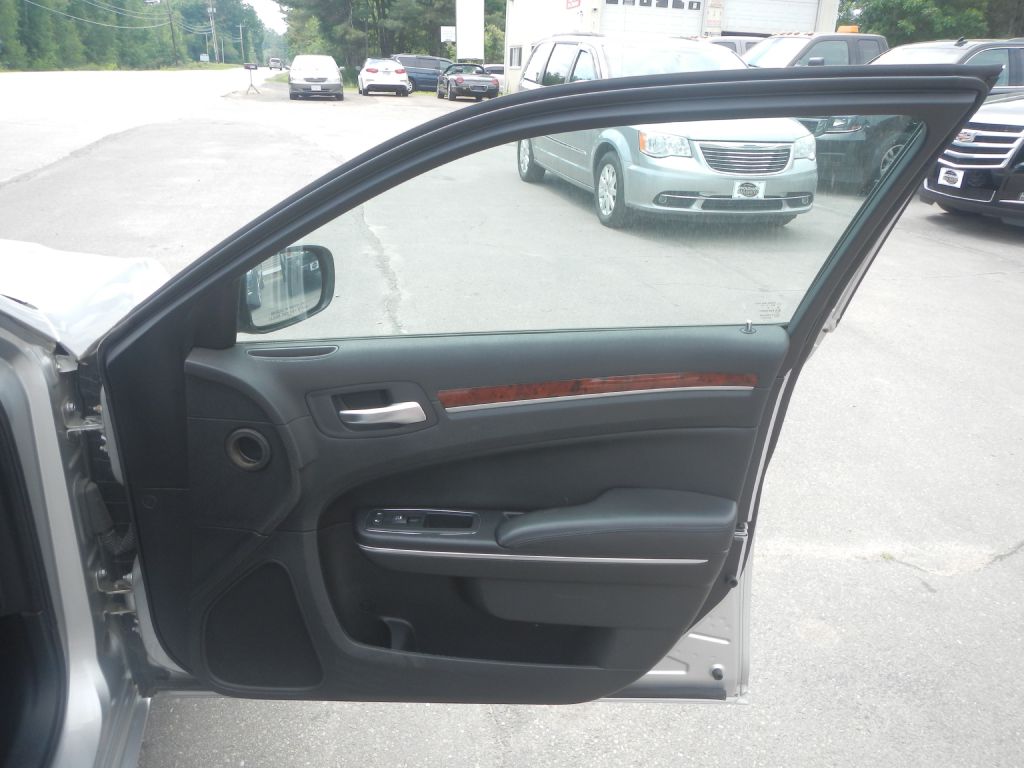 Photo 18 of this CHRYSLER 300
