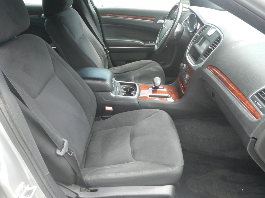 Photo 19 of this CHRYSLER 300