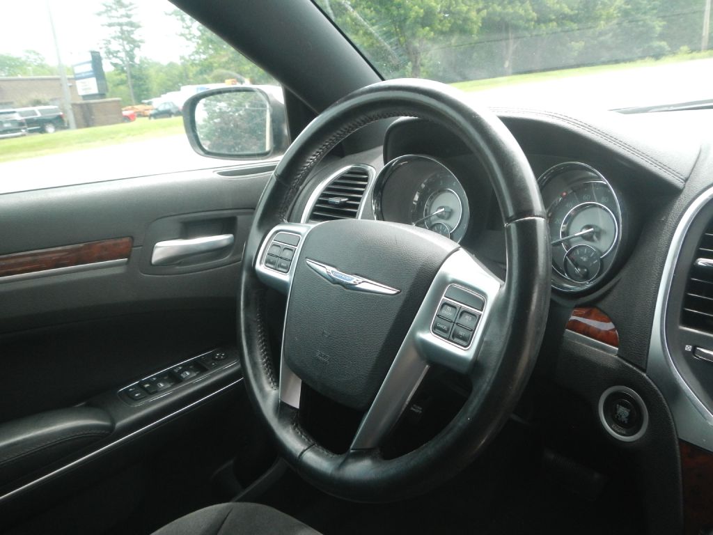 Photo 21 of this CHRYSLER 300