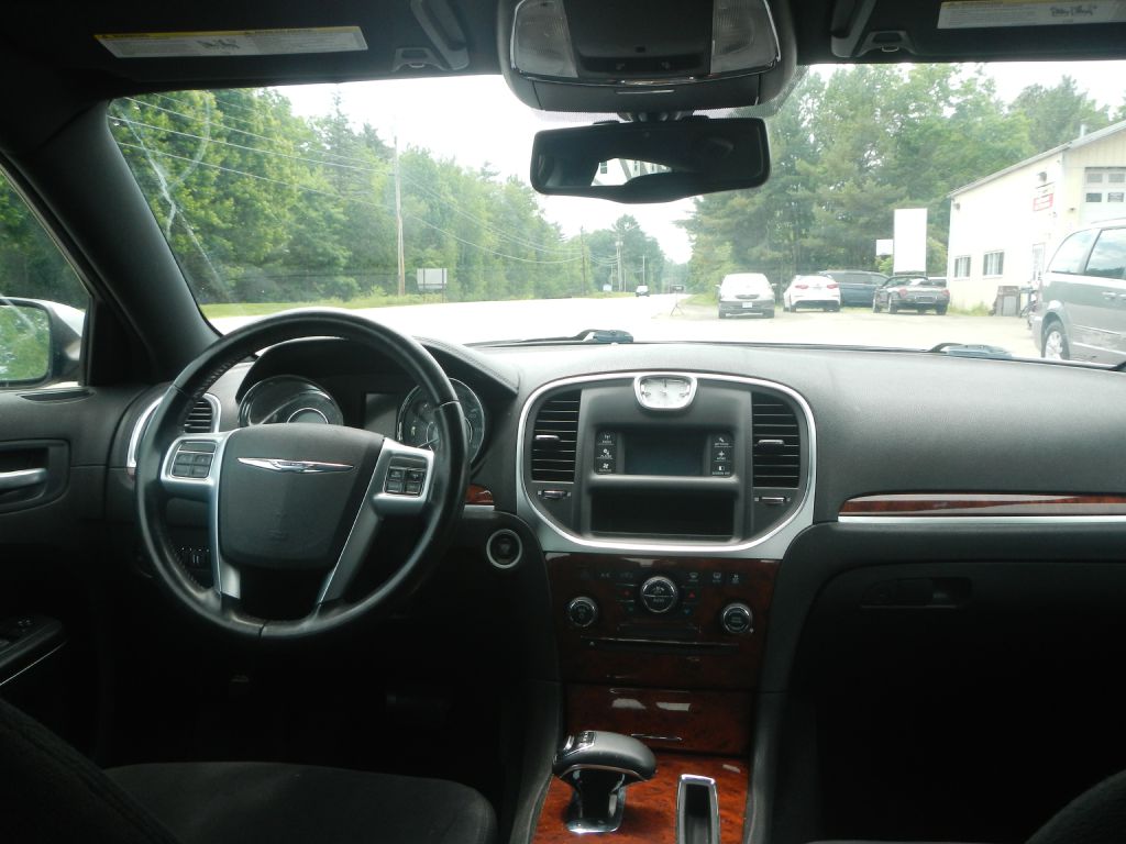 Photo 28 of this CHRYSLER 300