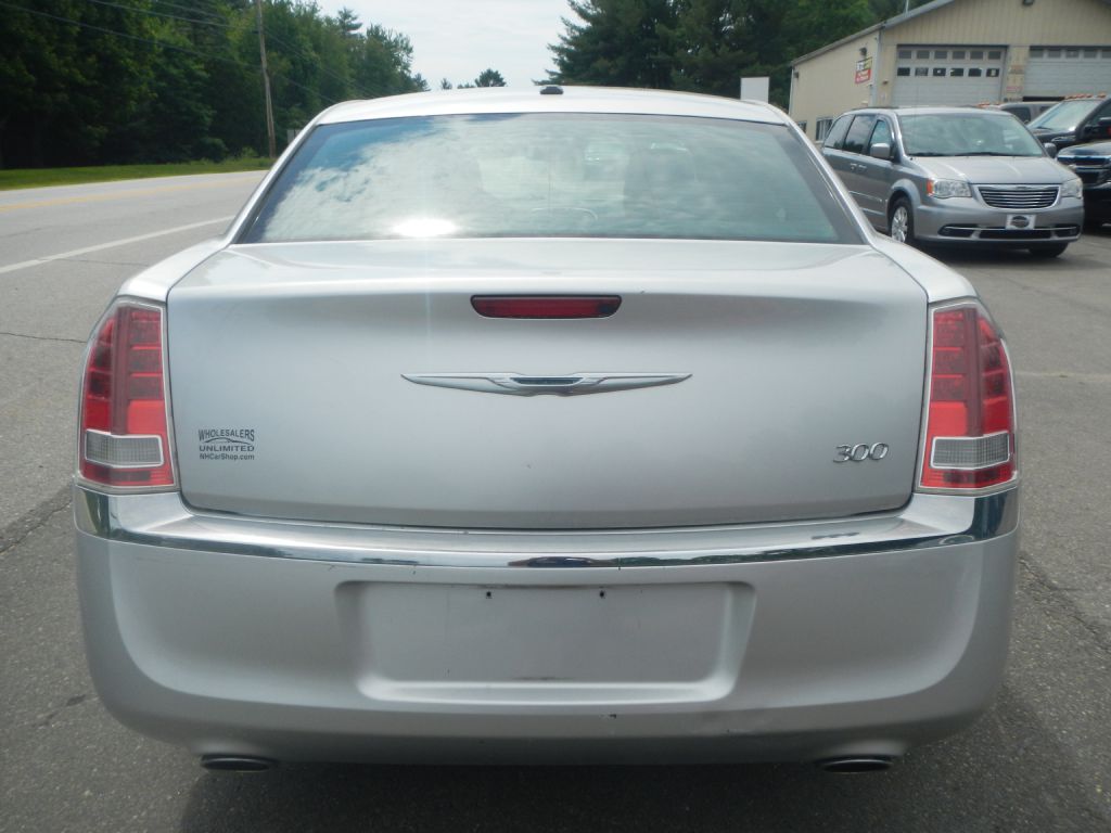 Photo 33 of this CHRYSLER 300