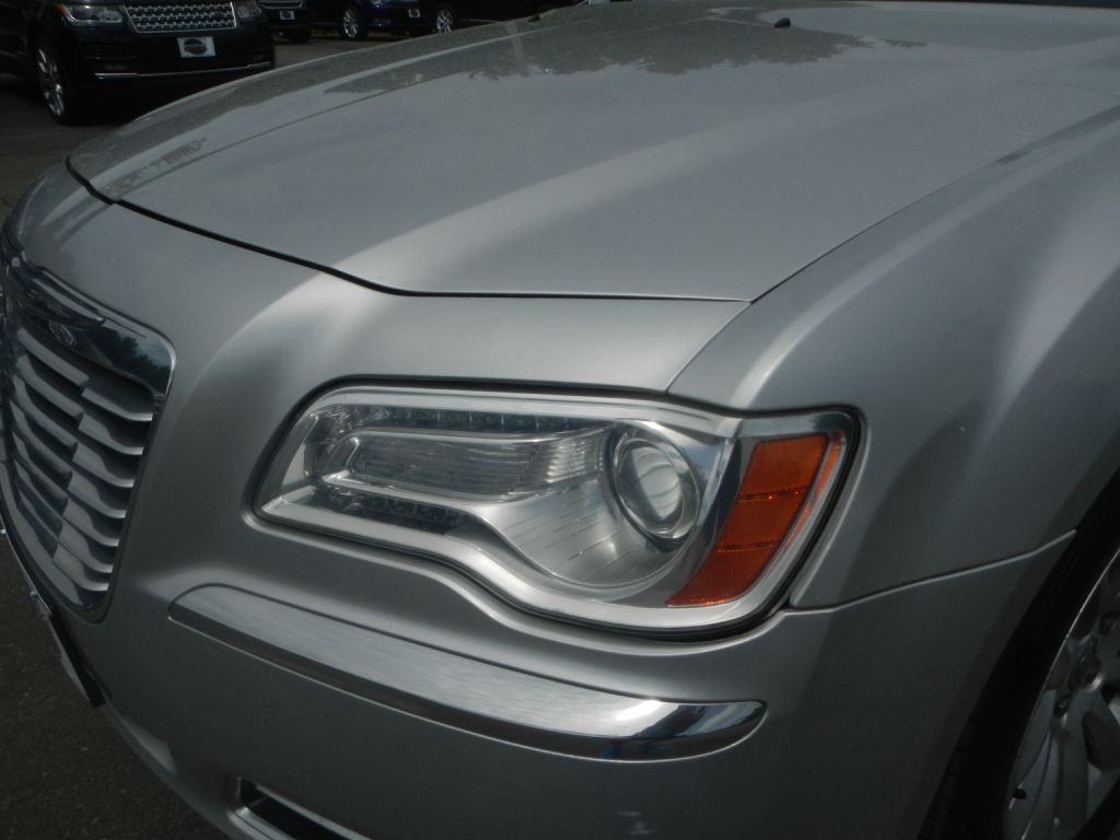 Photo 36 of this CHRYSLER 300