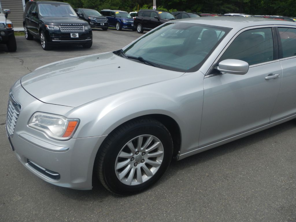 Photo 37 of this CHRYSLER 300