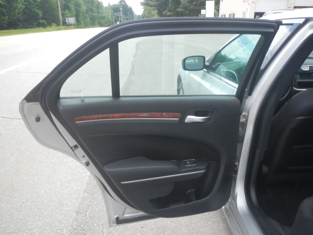 Photo 39 of this CHRYSLER 300