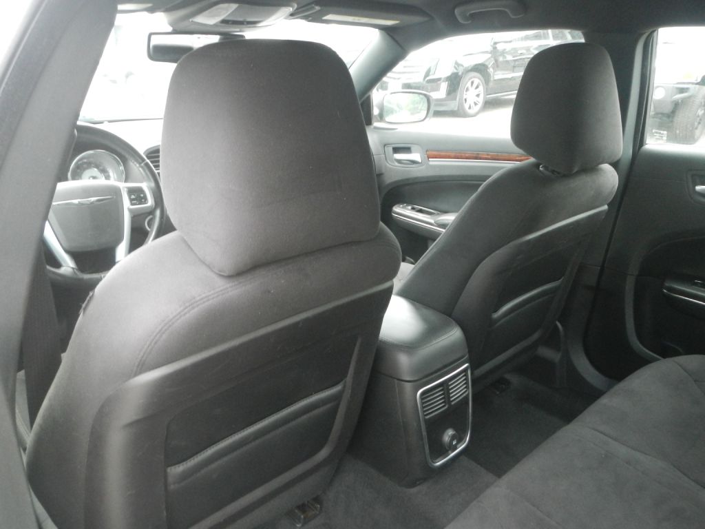 Photo 42 of this CHRYSLER 300