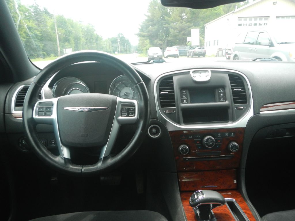 Photo 44 of this CHRYSLER 300