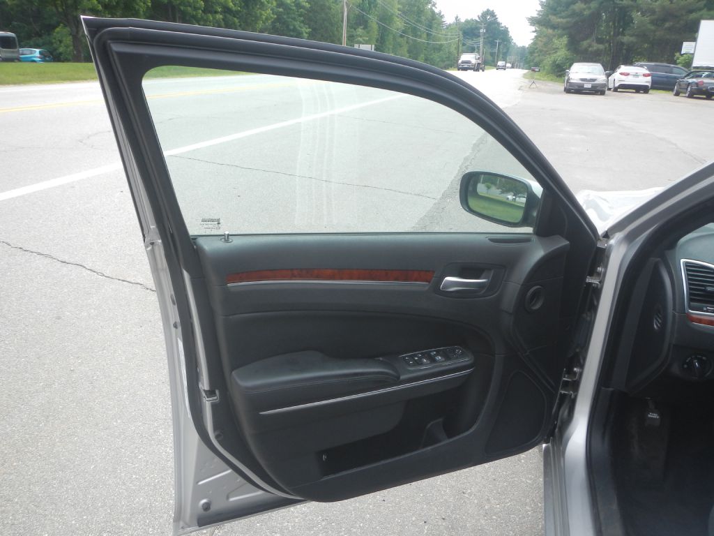 Photo 45 of this CHRYSLER 300
