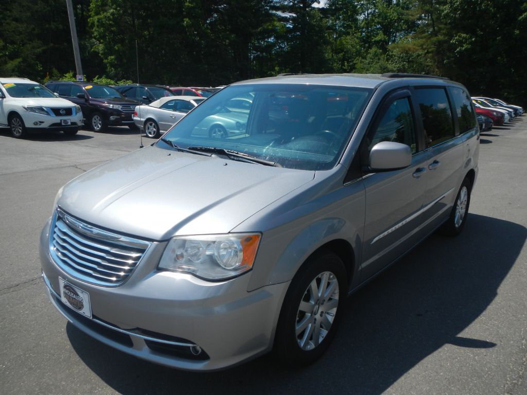 Photo 2 of this CHRYSLER TOWN & COUNTRY