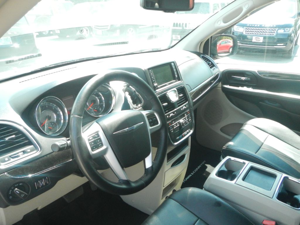 Photo 3 of this CHRYSLER TOWN & COUNTRY