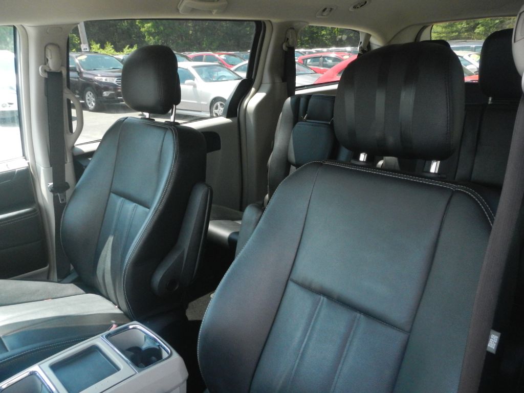 Photo 4 of this CHRYSLER TOWN & COUNTRY