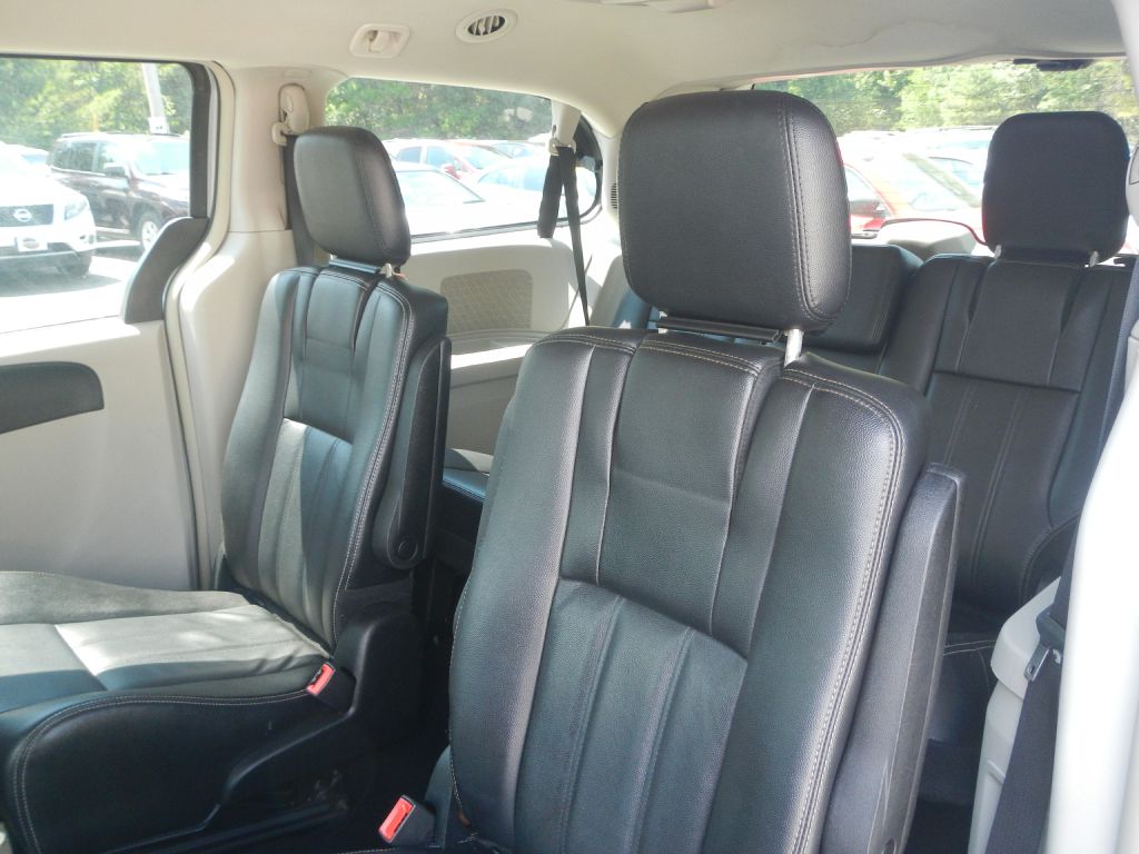 Photo 5 of this CHRYSLER TOWN & COUNTRY