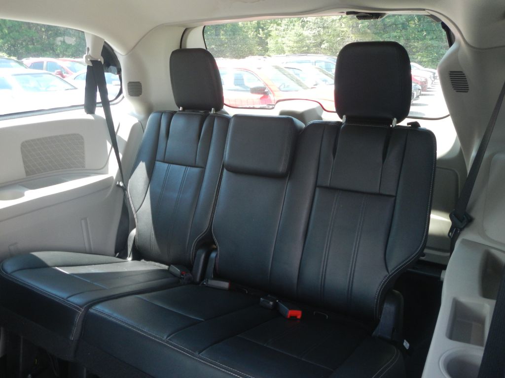 Photo 6 of this CHRYSLER TOWN & COUNTRY