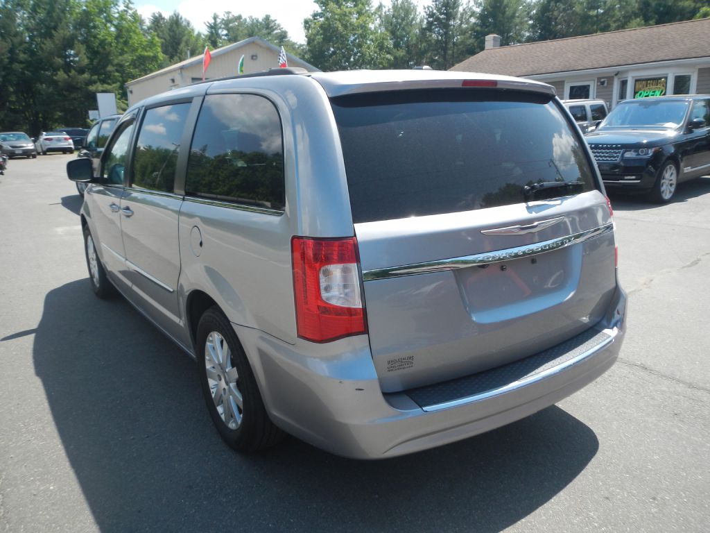 Photo 7 of this CHRYSLER TOWN & COUNTRY