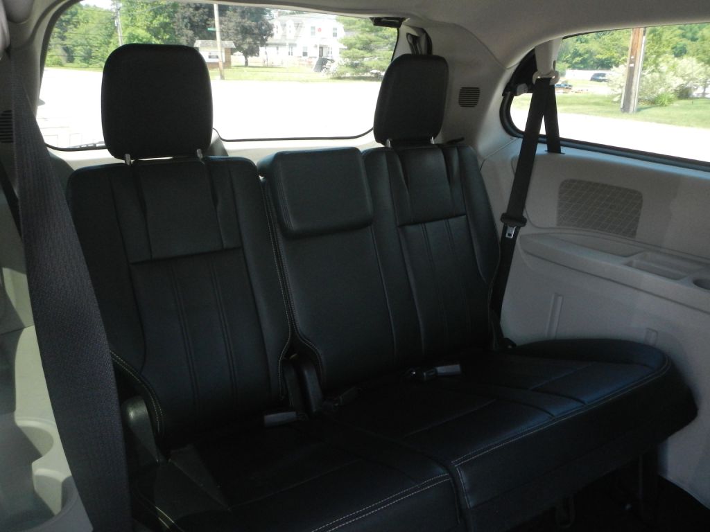 Photo 9 of this CHRYSLER TOWN & COUNTRY