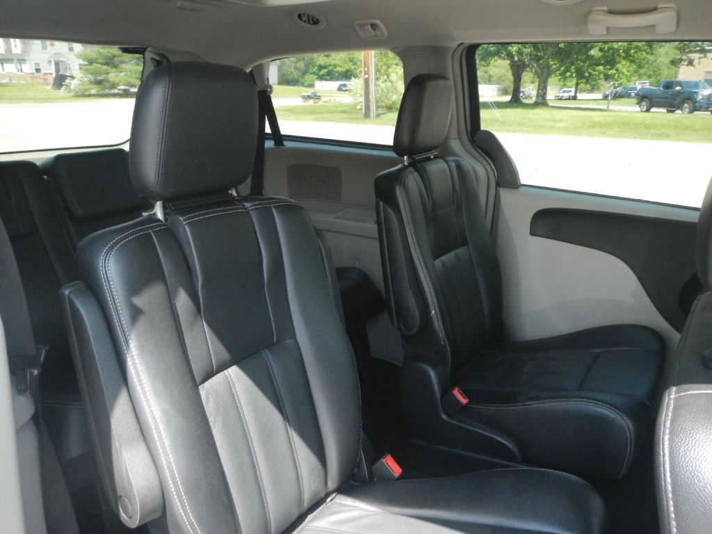 Photo 10 of this CHRYSLER TOWN & COUNTRY