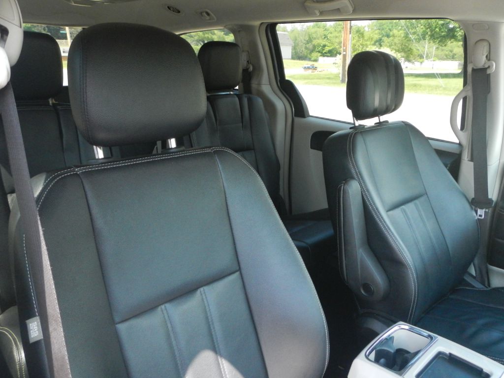 Photo 11 of this CHRYSLER TOWN & COUNTRY