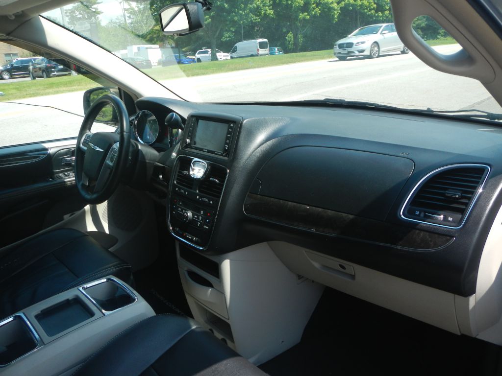 Photo 12 of this CHRYSLER TOWN & COUNTRY