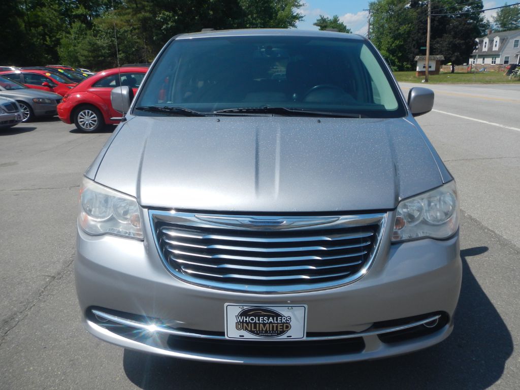 Photo 13 of this CHRYSLER TOWN & COUNTRY