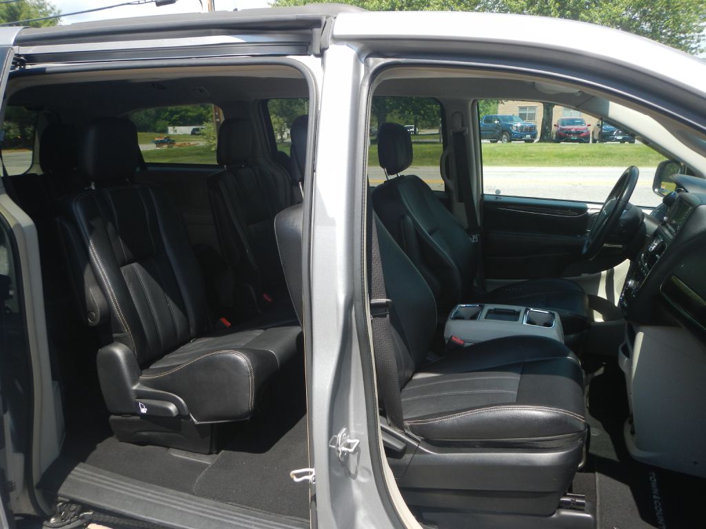 Photo 18 of this CHRYSLER TOWN & COUNTRY
