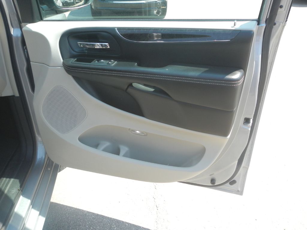 Photo 19 of this CHRYSLER TOWN & COUNTRY
