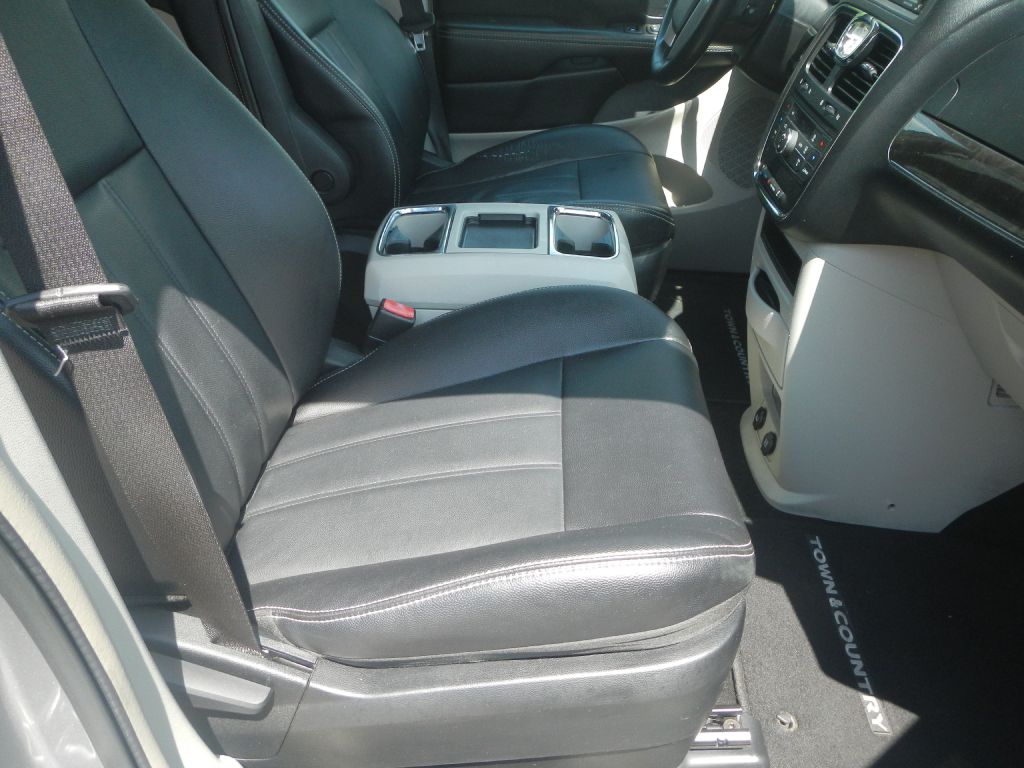 Photo 20 of this CHRYSLER TOWN & COUNTRY
