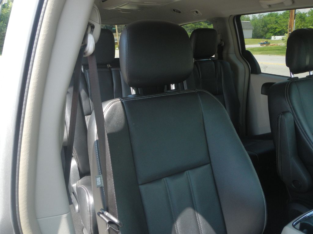 Photo 21 of this CHRYSLER TOWN & COUNTRY