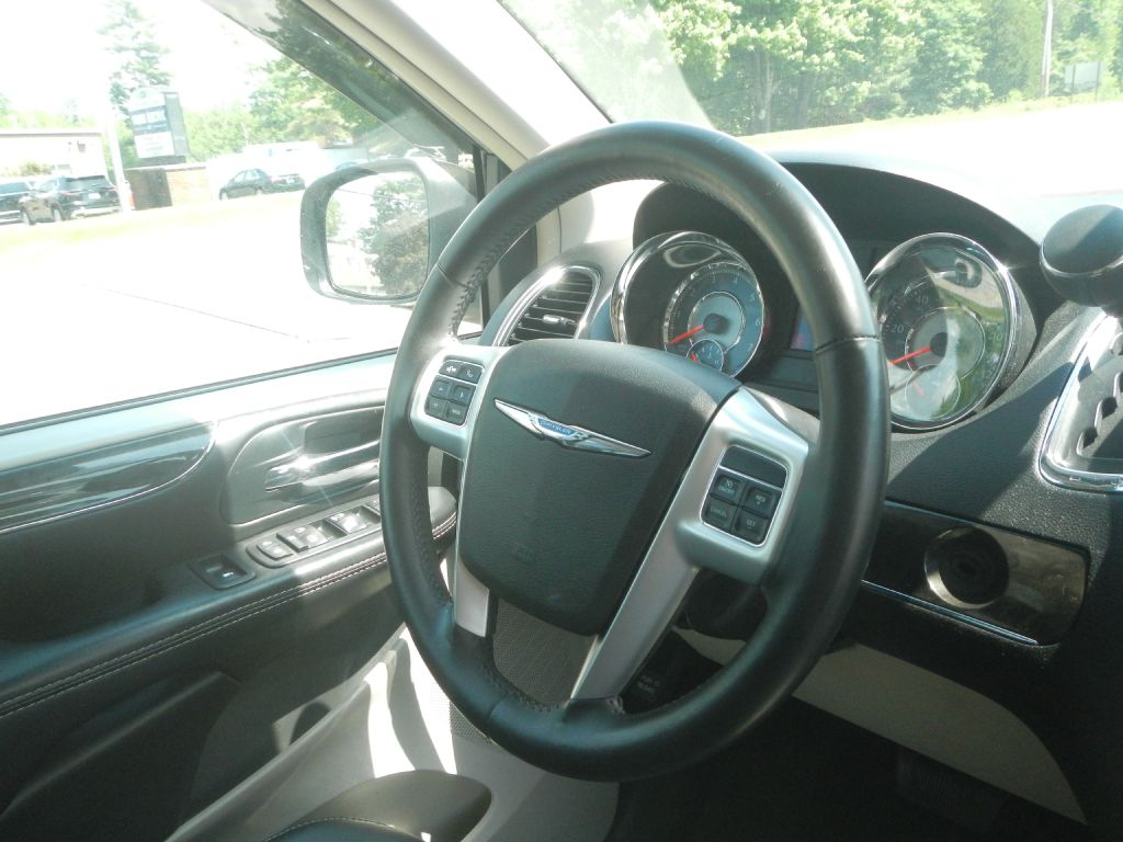 Photo 23 of this CHRYSLER TOWN & COUNTRY