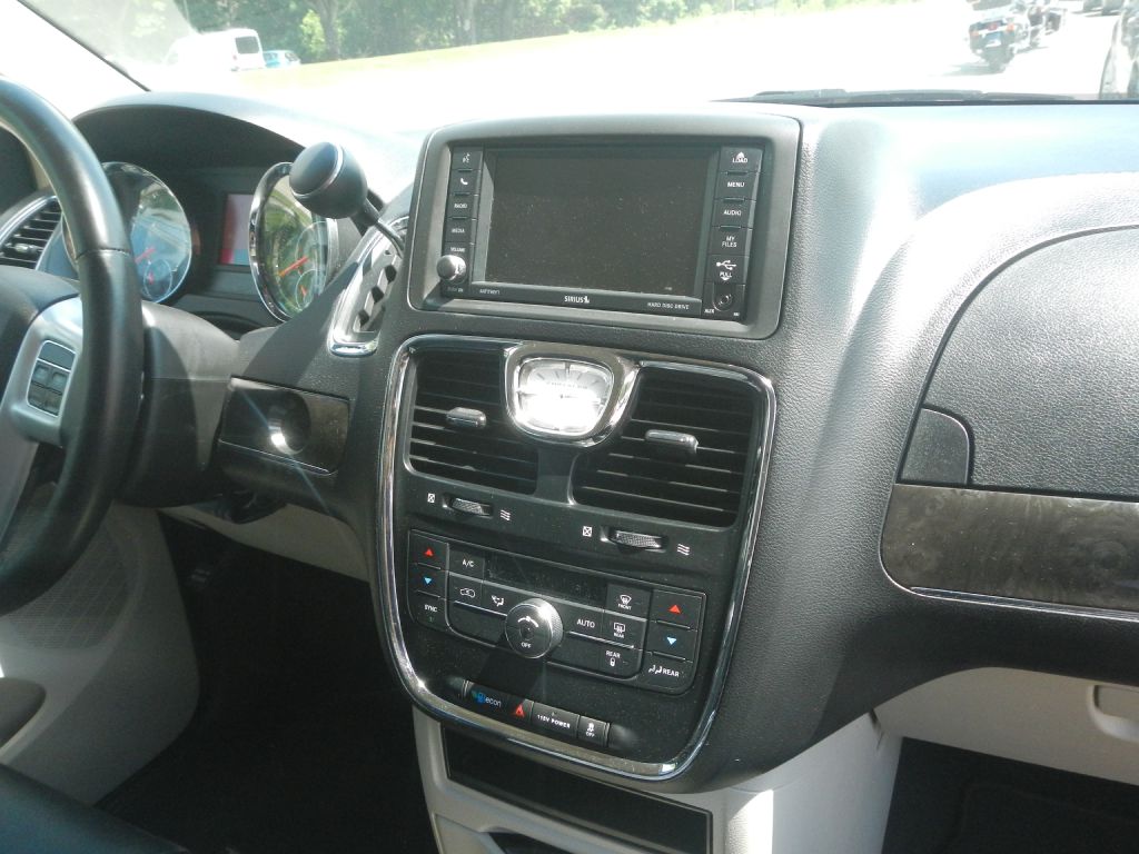 Photo 25 of this CHRYSLER TOWN & COUNTRY