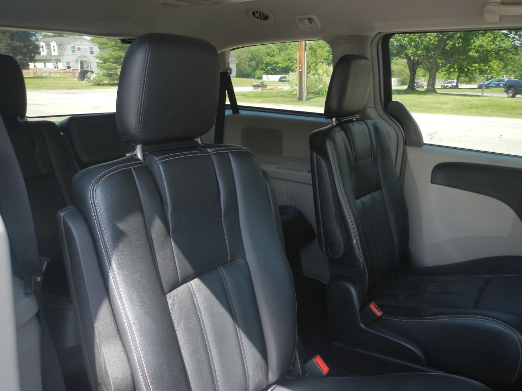 Photo 28 of this CHRYSLER TOWN & COUNTRY