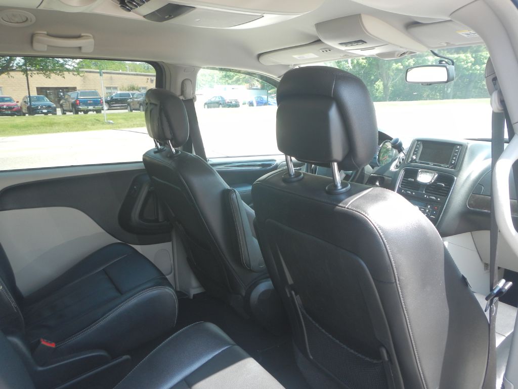 Photo 29 of this CHRYSLER TOWN & COUNTRY
