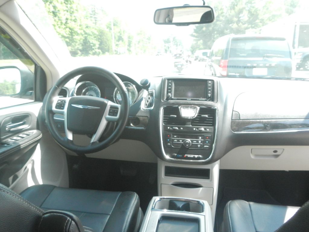 Photo 30 of this CHRYSLER TOWN & COUNTRY