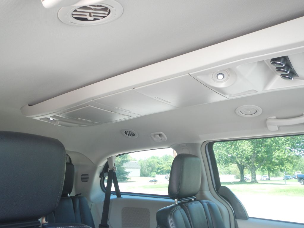 Photo 32 of this CHRYSLER TOWN & COUNTRY