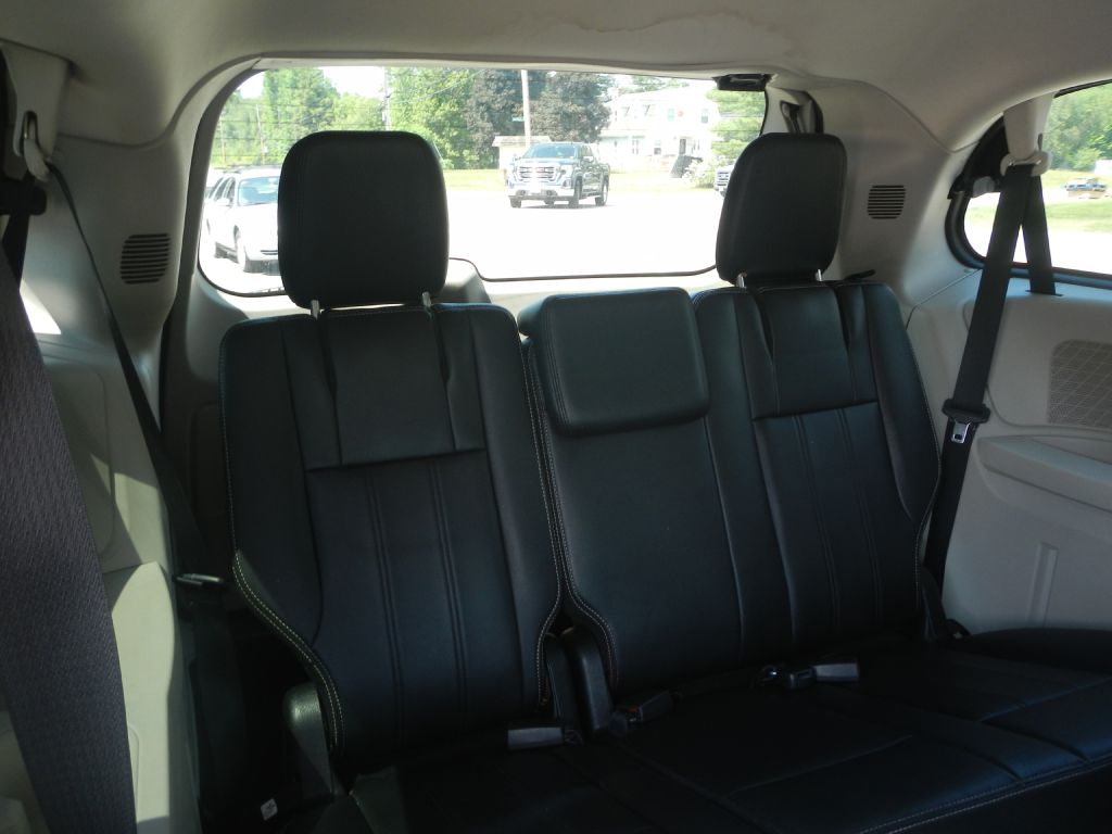 Photo 34 of this CHRYSLER TOWN & COUNTRY