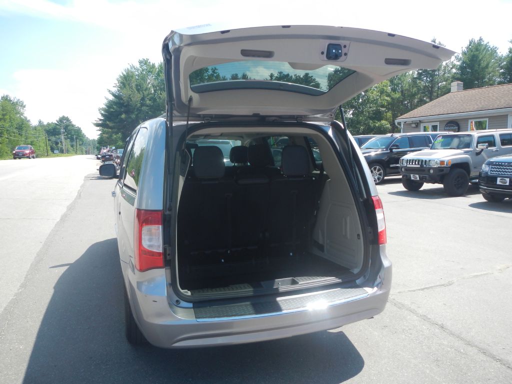 Photo 38 of this CHRYSLER TOWN & COUNTRY