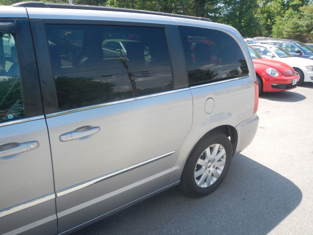 Photo 44 of this CHRYSLER TOWN & COUNTRY