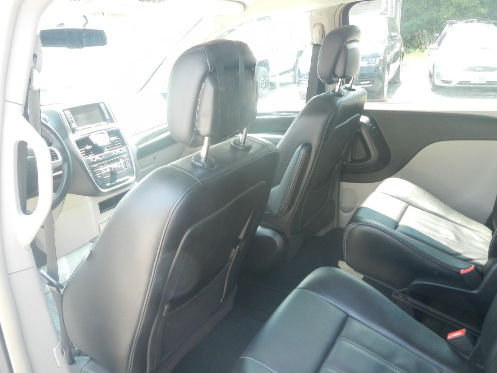 Photo 50 of this CHRYSLER TOWN & COUNTRY