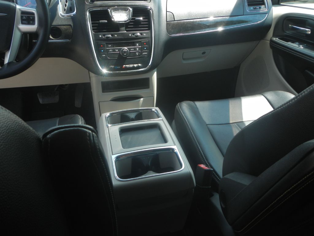 Photo 51 of this CHRYSLER TOWN & COUNTRY