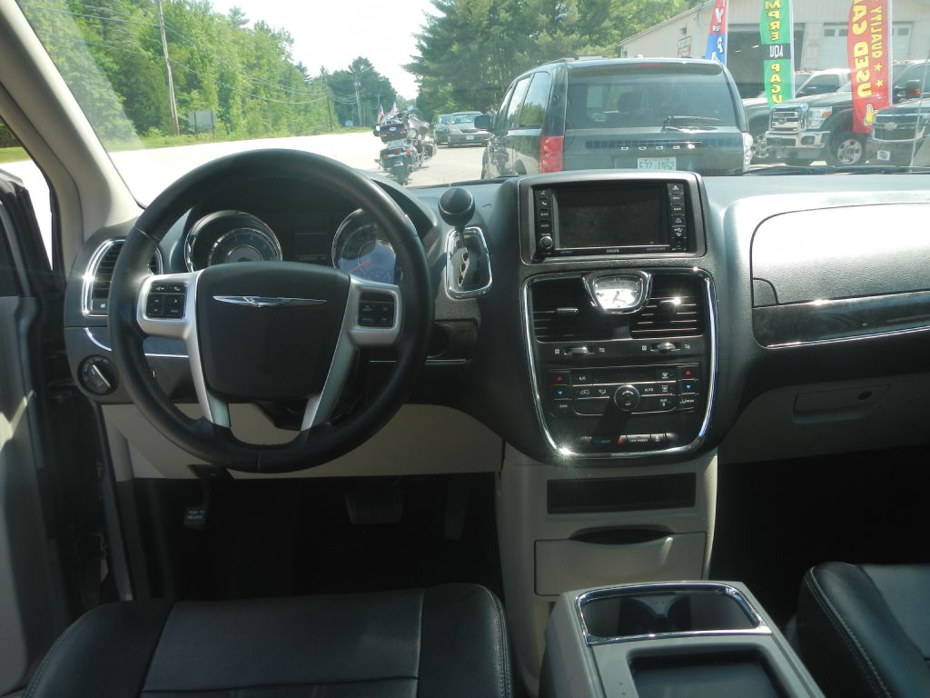 Photo 52 of this CHRYSLER TOWN & COUNTRY