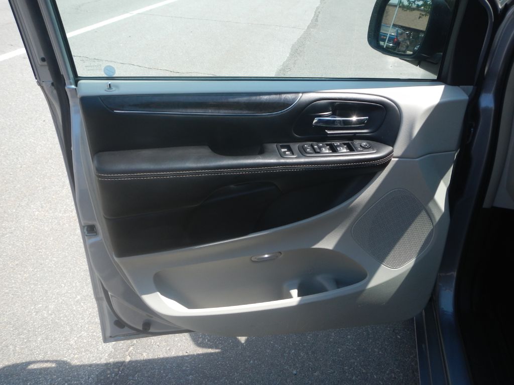 Photo 54 of this CHRYSLER TOWN & COUNTRY
