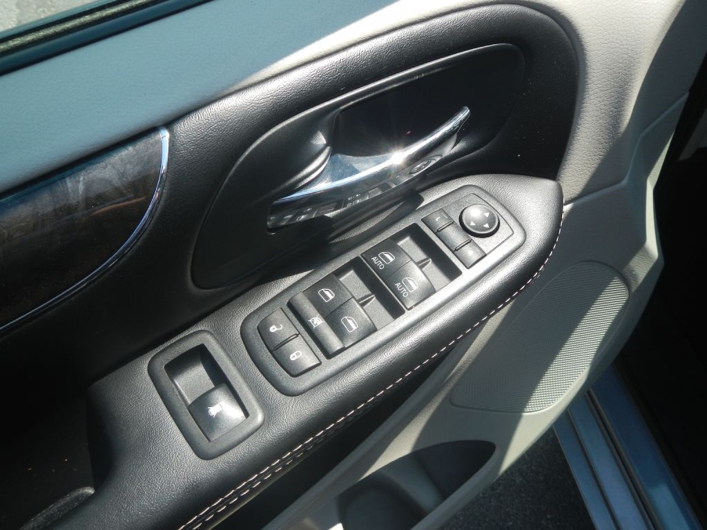 Photo 55 of this CHRYSLER TOWN & COUNTRY