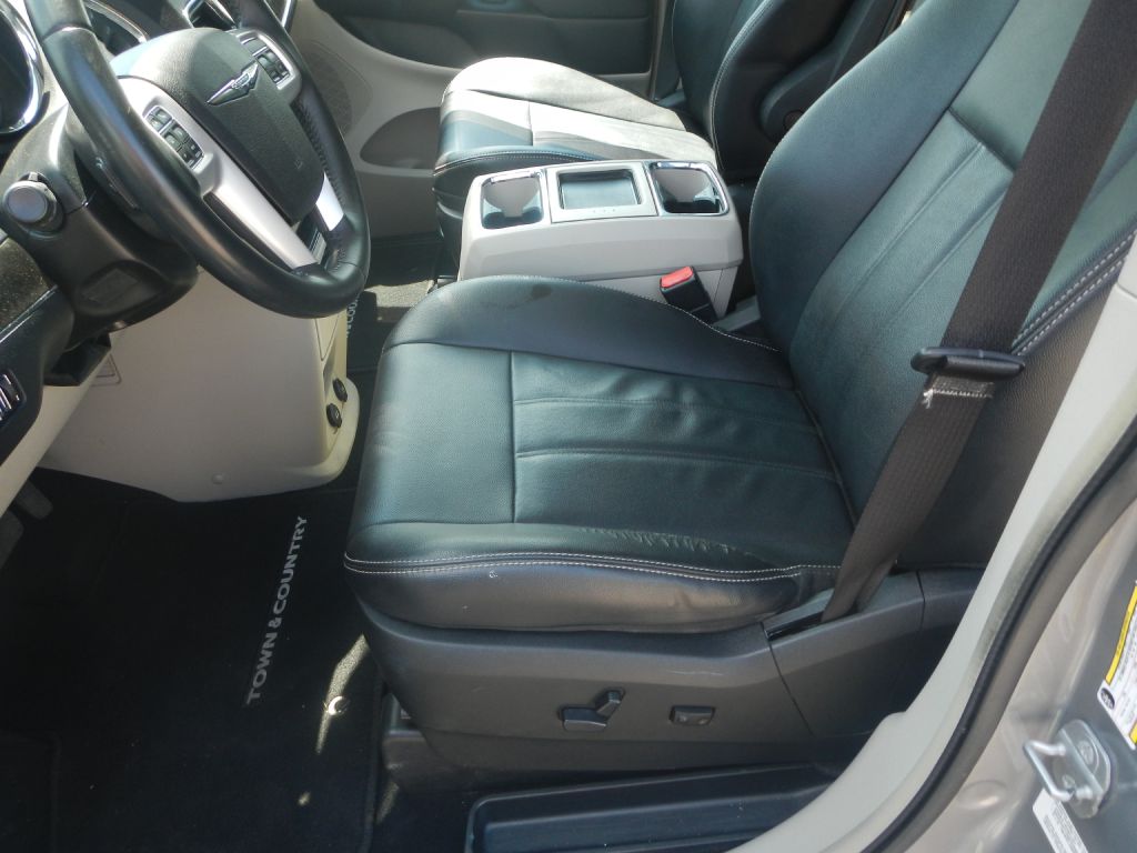 Photo 56 of this CHRYSLER TOWN & COUNTRY