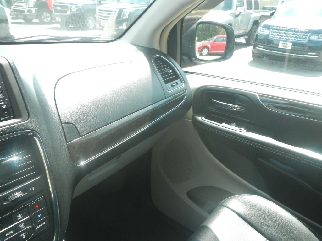Photo 58 of this CHRYSLER TOWN & COUNTRY