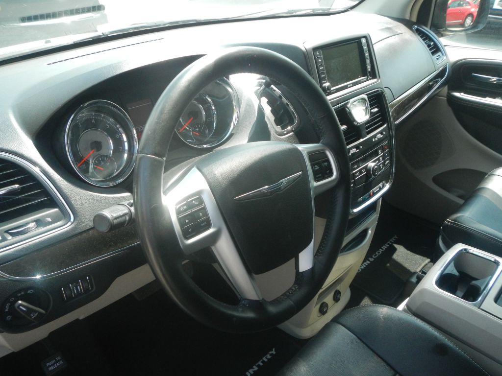 Photo 61 of this CHRYSLER TOWN & COUNTRY