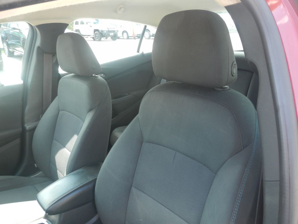 Photo 4 of this CHEVROLET CRUZE