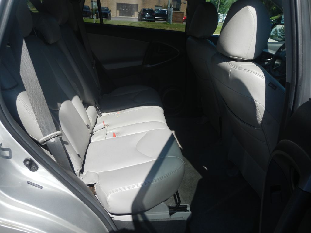 Photo 28 of this TOYOTA RAV4 4WD