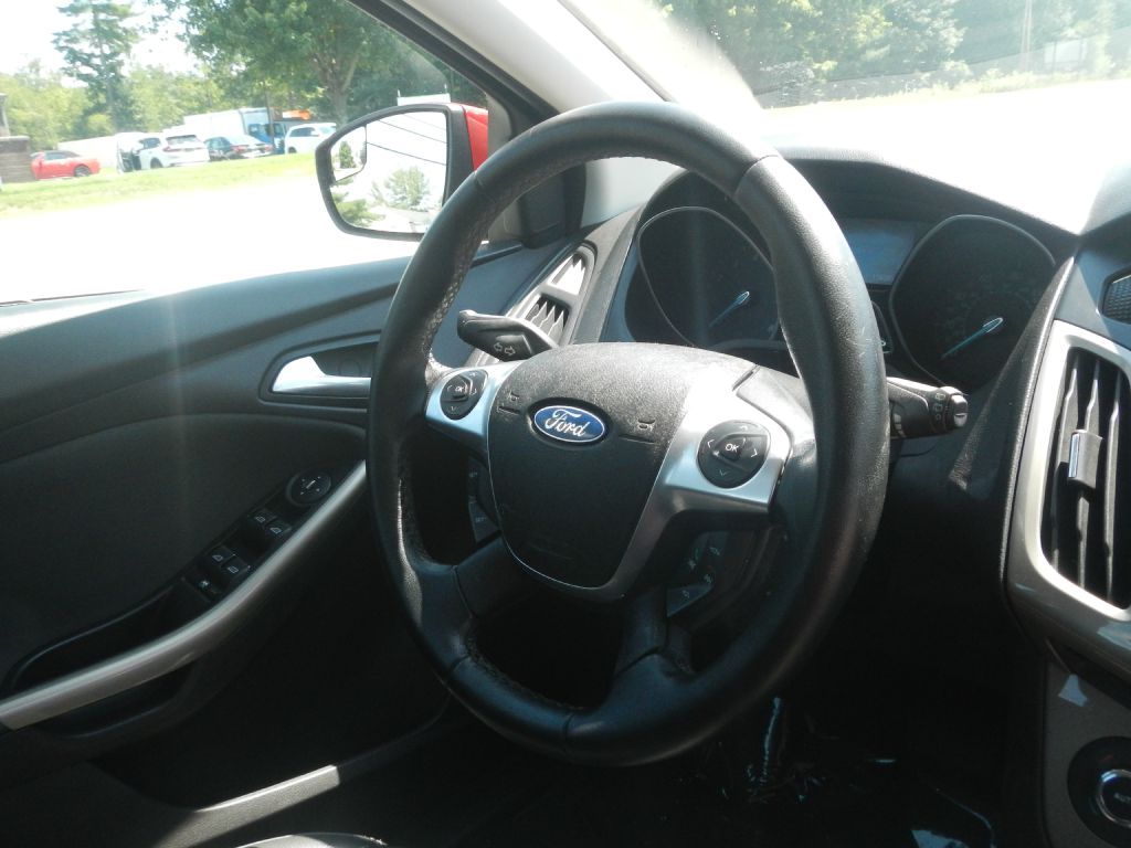 Photo 19 of this FORD FOCUS
