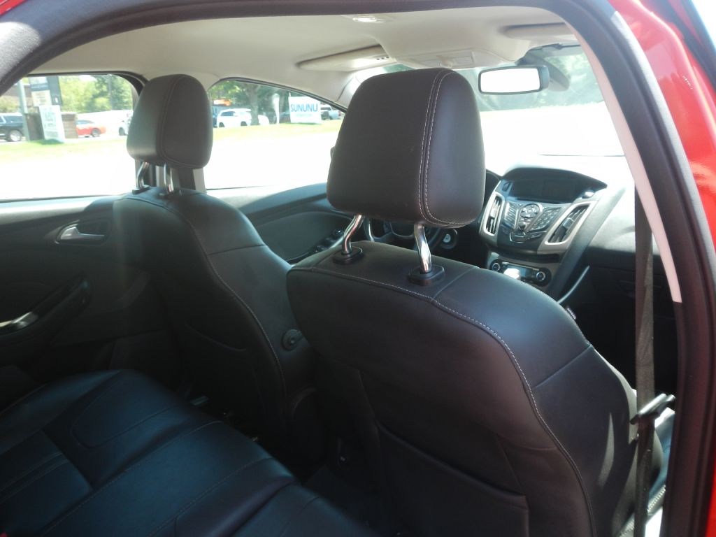 Photo 24 of this FORD FOCUS