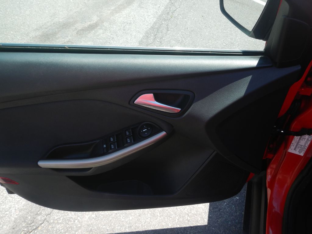 Photo 42 of this FORD FOCUS