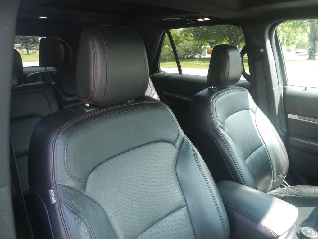Photo 4 of this FORD EXPLORER 4WD