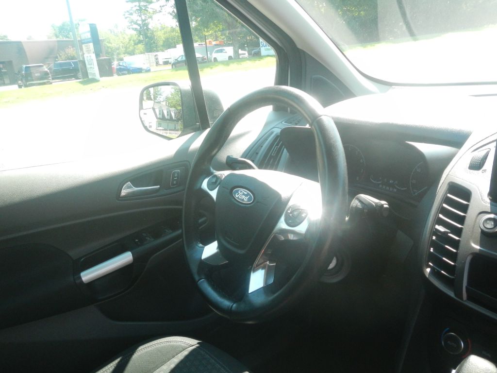 Photo 21 of this FORD TRANSIT CONNECT
